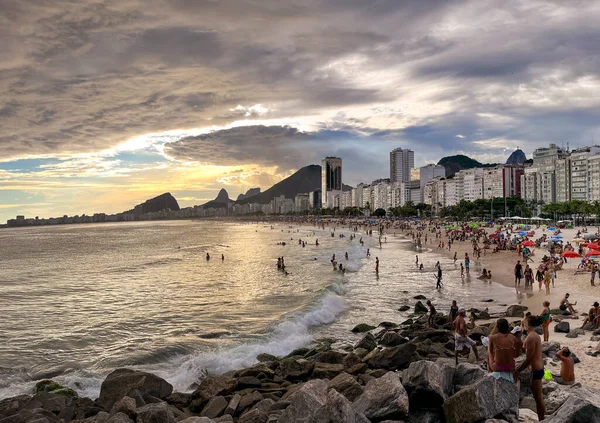 Ufuktaki Büyük Kümülonimbus Bulutu Dramatik Bulutlu Gökyüzü Günbatımı Işınları Copacabana — Stok fotoğraf