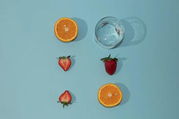 Close Arranjo Frutas Verão Com Frutas Frescas Copo Água Fundo — Fotografia de Stock