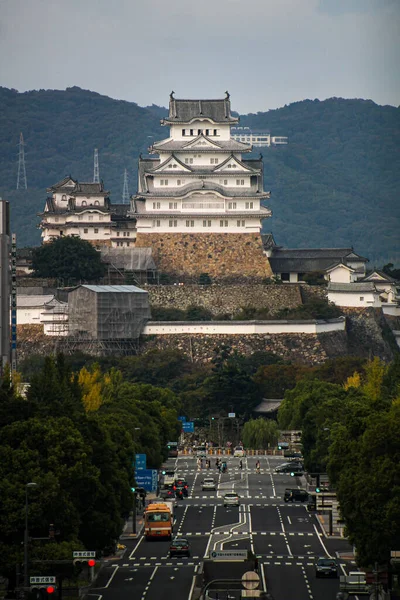 青空に背の高い古い日本風の建物や通り — ストック写真
