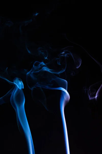 黒を背景にした本当にカラフルな煙 — ストック写真