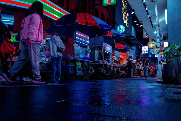 Una Bella Notte Taiwan Con Persone Che Camminano Strade Circondate — Foto Stock