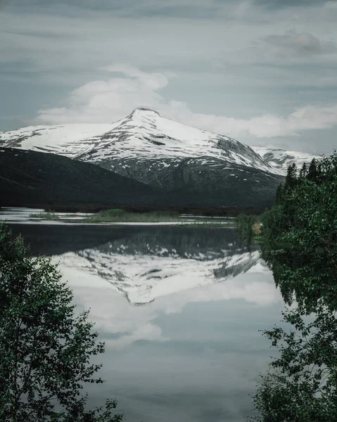反映在镜面湖中的一座大山的垂直截图 — 图库照片