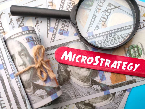 Het Vergrootglas Bankbiljet Gekleurde Ijsstokje Geschreven Met Tekst Microstrategy — Stockfoto