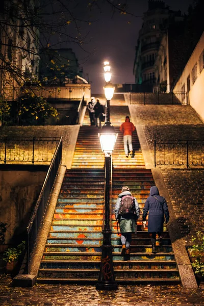 Eine Vertikale Aufnahme Einer Gruppe Von Menschen Die Nachts Paris — Stockfoto