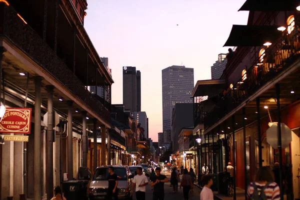 美国路易斯安那州新奥尔良的一条繁忙的小巷 — 图库照片