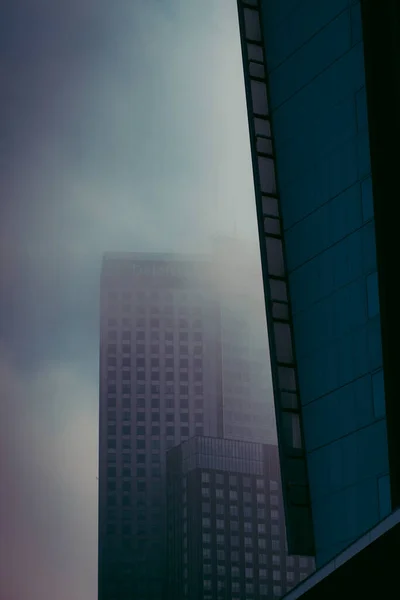 Eine Vertikale Aufnahme Eines Schönen Wolkenkratzers Einem Bewölkten Tag Rotterdam — Stockfoto