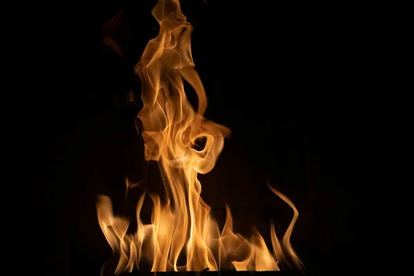 Een Close Shot Van Een Brandend Vuur Geïsoleerd Een Zwarte — Stockfoto