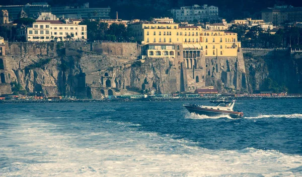 Una Toma Clsoeup Ciudad Sorrento Italia Con Barco Mar — Foto de Stock