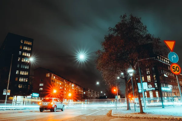 Tiro Edifícios Uma Estrada Iluminada Por Semáforos Noite Estocolmo Suécia — Fotografia de Stock