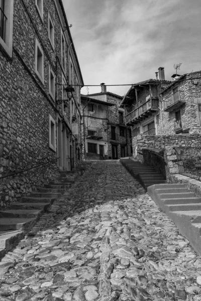 Vue Niveaux Gris Une Vieille Rue Ensoleillée Avec Sol Pierre — Photo