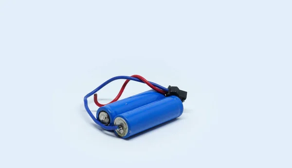 Une Batterie Jouet Voiture Bleue Avec Fils Isolés Sur Fond — Photo