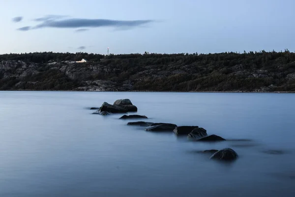 青い空の下に巨大な岩のある湖の美しい景色 — ストック写真
