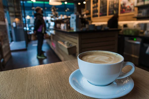 Eine Tasse Kaffee Vordergrund Einem Café — Stockfoto