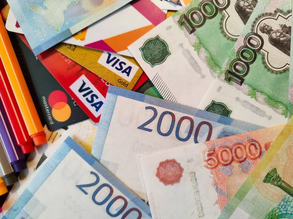 Een Close Van Geld Met Creditcards Markeringen Tafel — Stockfoto