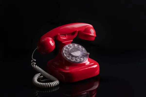 ロータリーダイヤル付きの赤いヴィンテージ電話のクローズアップショット — ストック写真