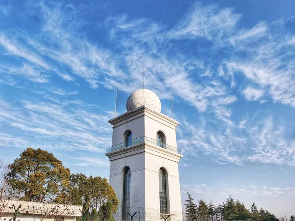 Céu Azul Nublado Sobre Edifício Torre Meteorológica — Fotografia de Stock