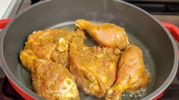 Gros Plan Poulet Frit Dans Une Casserole Fonte — Photo