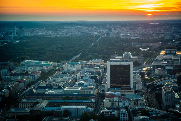 Een Luchtfoto Van Het Stadsgezicht Van Berlijn Met Moderne Gebouwen — Stockfoto