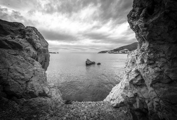 Adriyatik Denizi Nin Güzel Bir Deniz Manzarası Karadağ Kayalık Plajı — Stok fotoğraf