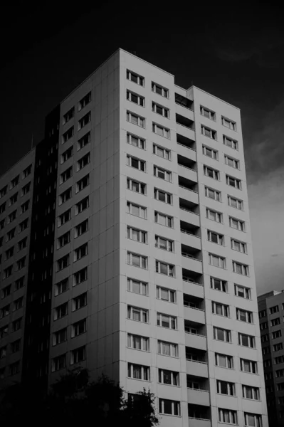 Plano Vertical Blanco Negro Edificio Residencial Moderno — Foto de Stock