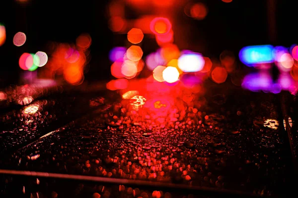 Närbild Den Våta Regniga Marken Med Ljusa Neon Bokeh Ljus — Stockfoto