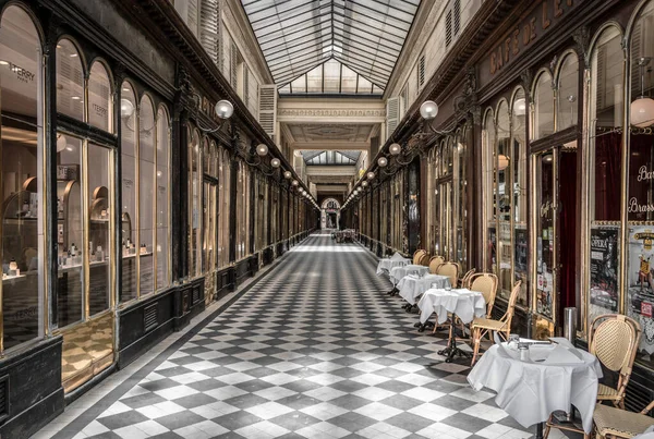 Una Veta Una Pequeña Calle Cubierta París Francia Con Tiendas — Foto de Stock