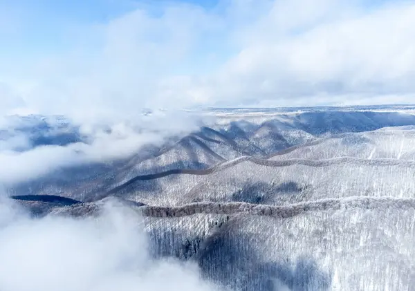 Αεροφωτογραφία Ενός Όμορφου Χειμερινού Τοπίου Βουνά Και Δέντρα Καλυμμένα Χιόνι — Φωτογραφία Αρχείου