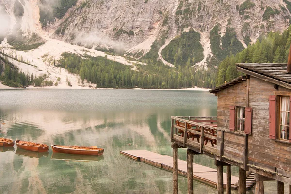 Una Bella Vista Una Vecchia Cabina Legno Con Barche Lago — Foto Stock