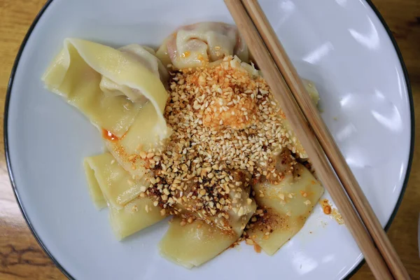 Een Close Van Traditioneel Chinees Eten Vleesknoedels Pittige Saus — Stockfoto