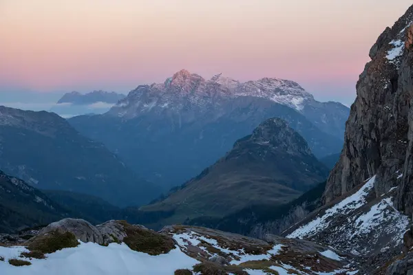 Het Uitzicht Rotsachtige Bergtoppen Tegen Hemel — Stockfoto