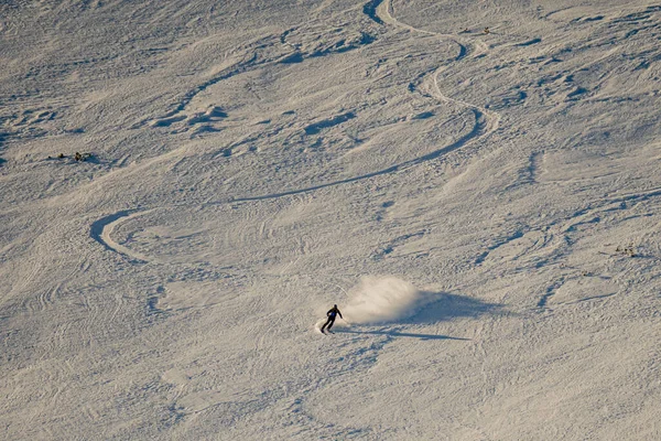 Osamělý Lyžař Zasněženém Kopci Pod Slunnou Oblohou — Stock fotografie