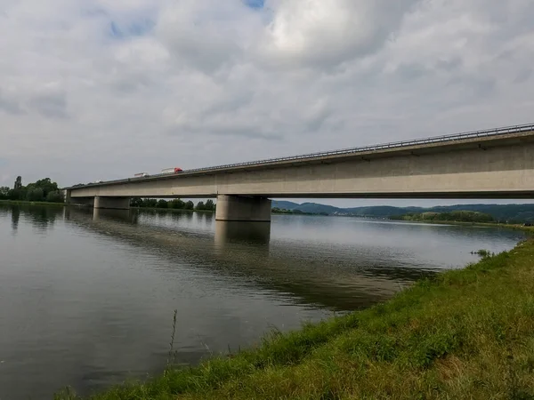 Cielo Nublado Puente Sobre Lago Río Durante Día Primavera —  Fotos de Stock