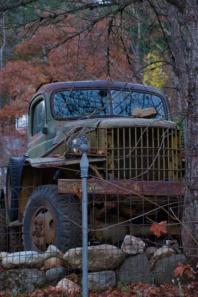 Pionowe Ujęcie Porzuconej Ciężarówki Małym Miasteczku Downieville Usa Zrobione Fujifilm — Zdjęcie stockowe
