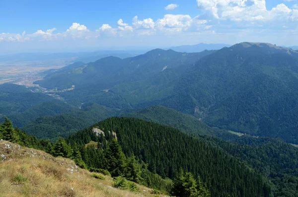 Una Splendida Vista Una Zona Ricca Verdi Montagne Sotto Cielo — Foto Stock