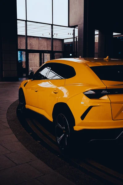 Μια Κάθετη Κοντινή Φωτογραφία Του Κίτρινου Lamborghini Urus Από Πίσω — Φωτογραφία Αρχείου