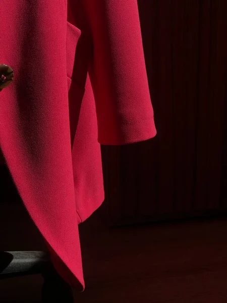 Деталь Фиолетовой Женской Куртки Висящей Помещении — стоковое фото