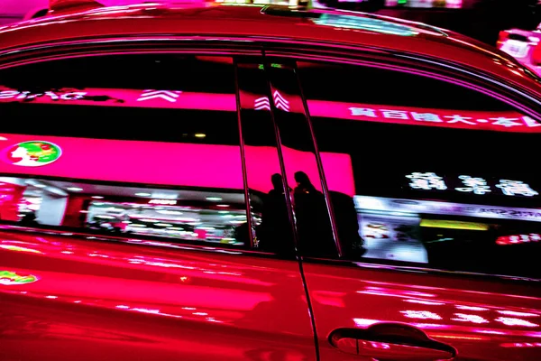 Eine Nahaufnahme Der Scheiben Eines Autos Mit Grell Leuchtenden Neonlichtern — Stockfoto