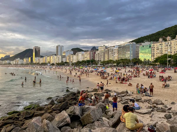 Lumière Coucher Soleil Illuminant Les Rochers Plage Les Bâtiments Copacabana — Photo