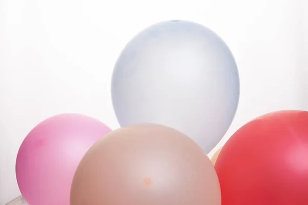 Eine Nahaufnahme Der Bunten Luftballons Auf Weißem Hintergrund — Stockfoto