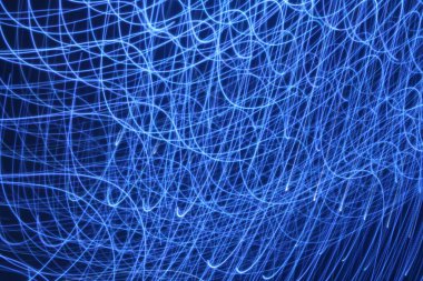 Dalga benzeri neon mavisi elektronların ışık kaynağında enerji salınımının ve kazanmasının bir göstergesi.