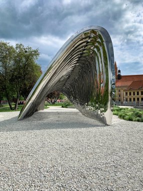 Wroclaw, Polonya 'daki parkta modern bir sanat eseri.