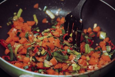 Sebze salatasında siyah çatallı yakın plan bir fotoğraf.