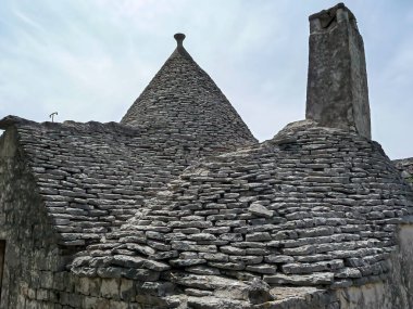 Gökyüzüne karşı eski bir binanın yıkıntıları.