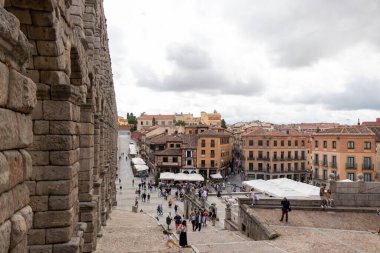 İspanya 'nın Segovia kentinde turistlerle dolu Aqueduct anıtının manzarası