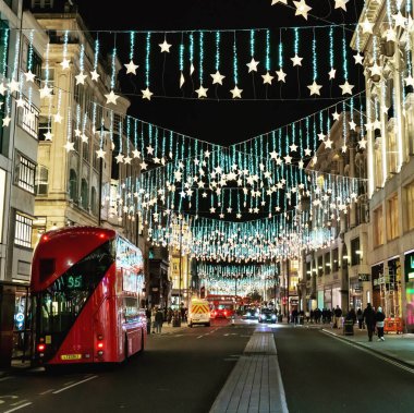 Londra, İngiltere 'deki Oxford Caddesi' nin 2021 Noel 'indeki dikey çekimi.