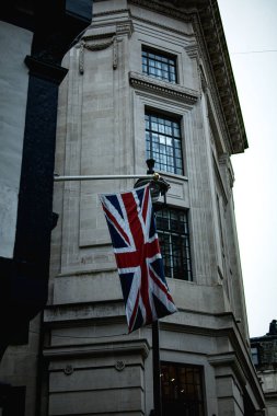 Londra 'da bir binanın önündeki Birleşik Krallık bayrağı.