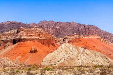 Güneşli bir günde kayalık vadilerin güzel manzarası