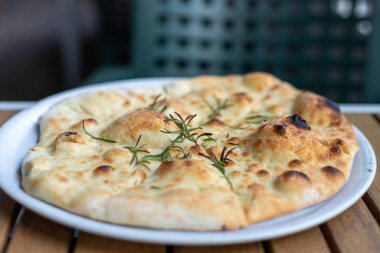 Ahşap masada bir Khachapuri 'nin yakın çekimi.