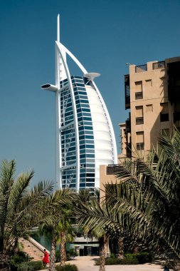 Dubai, BAE 'deki Burj Al Arab Oteli' nin dikey görüntüsü.
