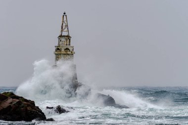 Bulgaristan 'ın Karadeniz kıyısındaki Achtopol körfezinde eski bir deniz feneri yakınlarında büyük bir fırtına